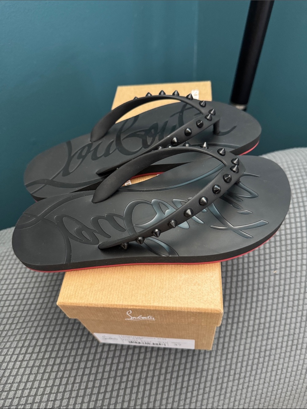 Christian Louboutin- Loubi Flip Donna Flat, black/red. Material- rubber. Size 37 - Picture 12 of 13